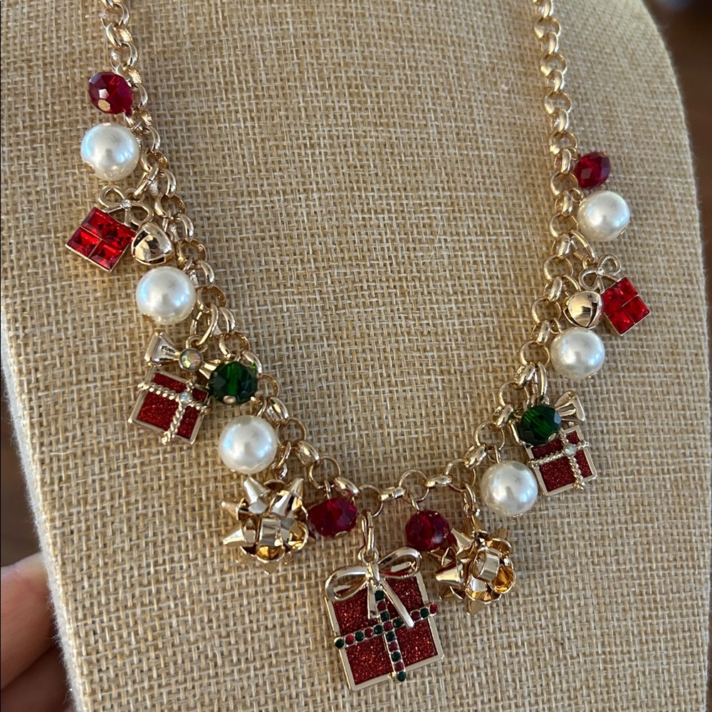 Avon Studio 1886 Pearly Wrapped Necklace NEW dangling Christmas charms - Picture 3 of 13